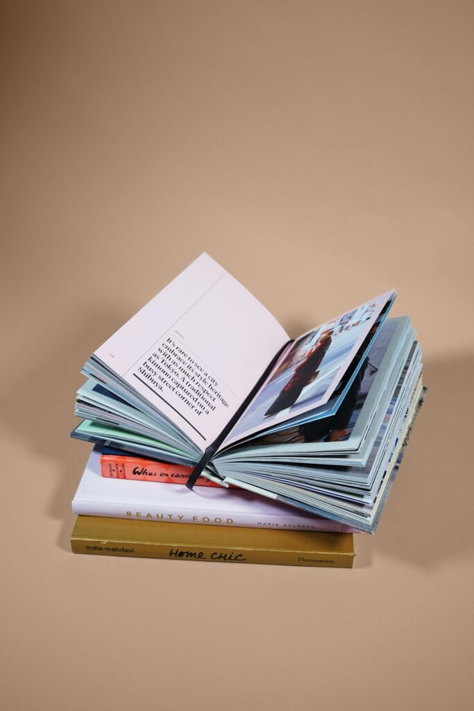 Books and reading as symbols of philosophical reflection